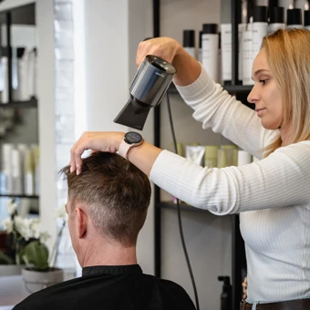 Föhn-Styling bei einem Herrenhaarschnitt im Salon
