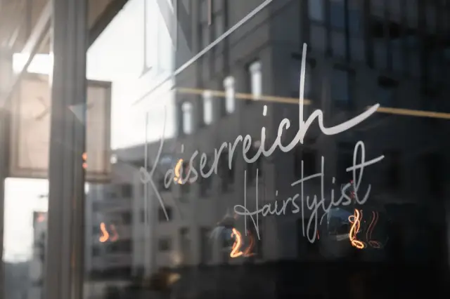 Schaufenster des Kaiserreich Friseursalons mit Beschriftung bei Kaiserreich Hairstyle in Nürnberg