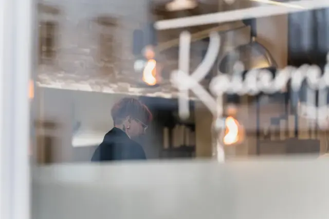 Unscharfe Kaiserreich-Beschriftung auf einer Glasscheibe bei Kaiserreich Hairstyle in Nürnberg