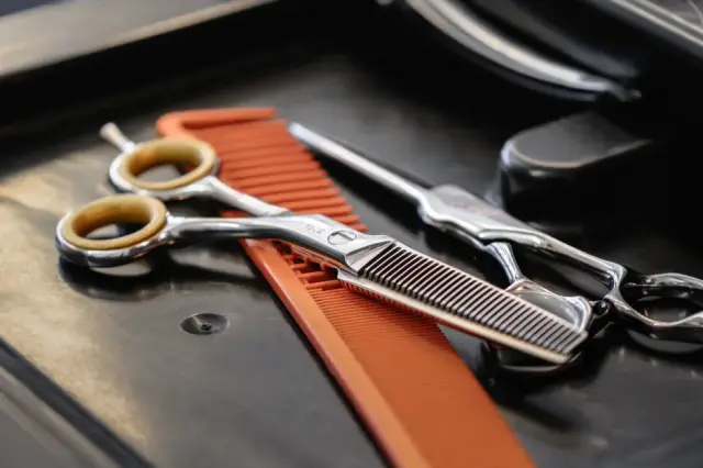 Friseurwerkzeuge auf einer Lederunterlage bei Kaiserreich Hairstyle in Nürnberg