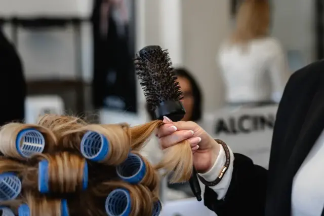 Blondes Haar wird mit Rundbürste gestylt bei Kaiserreich Hairstyle in Nürnberg