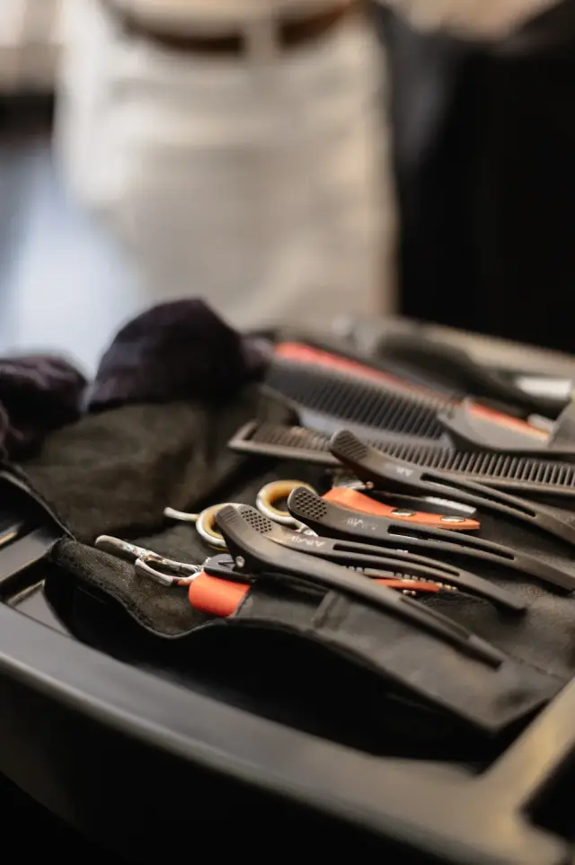 Werkzeuggürtel mit Scheren, Bürsten und Kämmen im Friseursalon bei Kaiserreich Hairstyle in Nürnberg