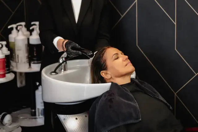 Lächelnde Kundin mit Stylistin nach dem Styling bei Kaiserreich Hairstyle in Nürnberg
