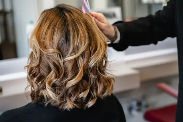 Braune Locken von hinten im Dreiviertelprofil bei Kaiserreich Hairstyle in Nürnberg