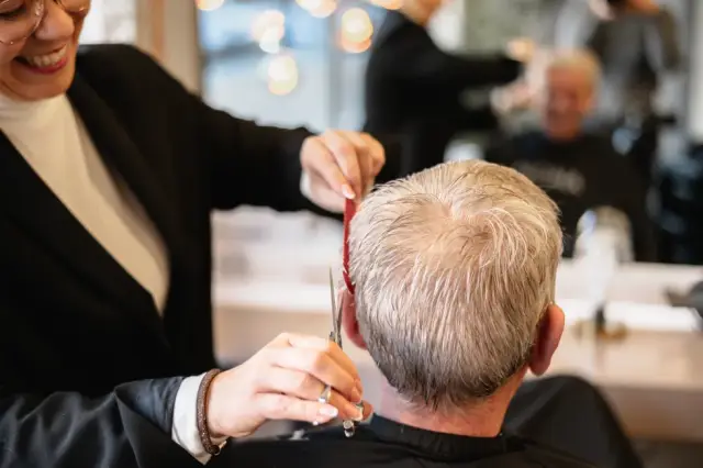 Haarschnitt bei einem Herrenservice von oben bei Kaiserreich Hairstyle in Nürnberg