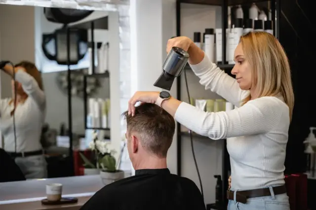 Konturenschnitt im Nacken mit Haarschneider bei Kaiserreich Hairstyle in Nürnberg