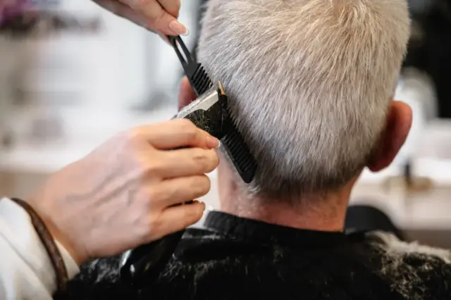 Haarschneider und Kamm beim Herrenschnitt von hinten bei Kaiserreich Hairstyle in Nürnberg